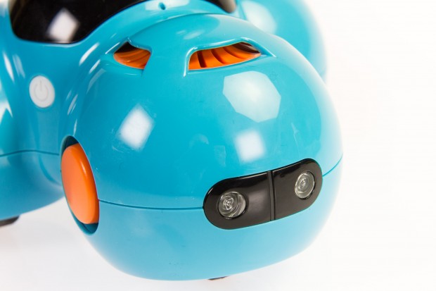 Auch am Heck befindet sein ein IR-Sensor. Unter dem orangefarbenen Gitter steckt ein Lautsprecher. (Bild: Martin Wolf/Golem.de)