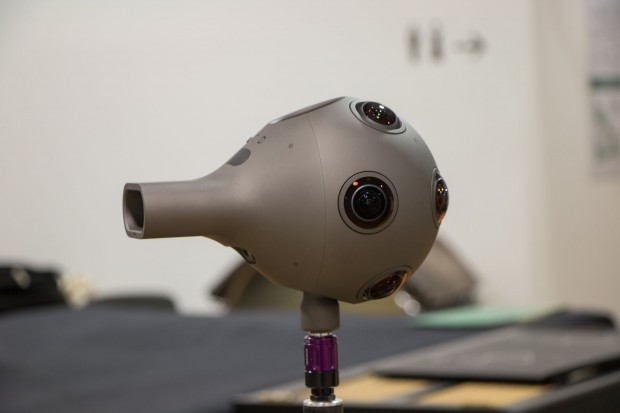 Die Vorbereitungen laufen für die 360-Grad-Übertragung mit vier Ozo-Kameras von Nokia, ... (Foto: Werner Pluta/Golem.de)