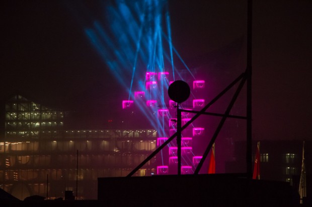 Die Er&ouml;ffnung wird gro&szlig; gefeiert - Tage vorher werden Lichteffekte getestet. (Foto: Werner Pluta/Golem.de)