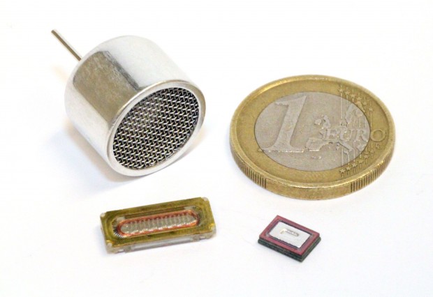 Größenvergleich: herkömmlicher Lautsprecher und Usound-Lautsprecher (Foto: Usound)