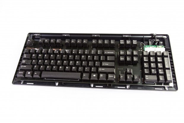 Beim Öffnen des Gehäuses wird der überflüssige Platz sehr deutlich ... (Bild: Martin Wolf/Golem.de)