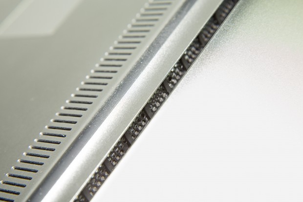 Die heiße Abwärme pustet das XPS 13 unter dem Display ins Freie. (Foto: Martin Wolf/Golem.de)