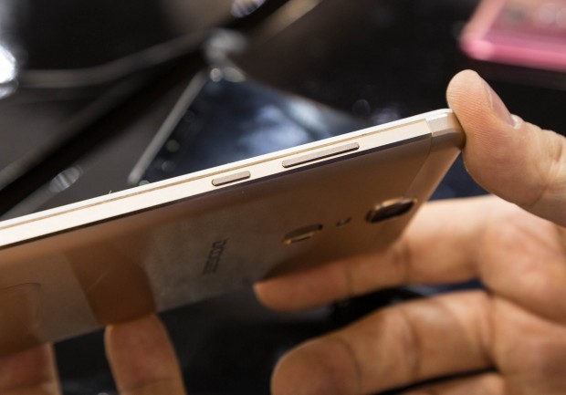 Das Smartphone ist dicker als vergleichbare Geräte. (Bild: Martin Wolf/Golem.de)