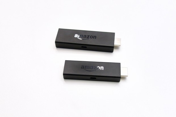 Oben ist der größere Fire TV Stick 2 zu sehen, darunter das Vorgängermodell. (Bild: Ingo Pakalski/Golem.de)
