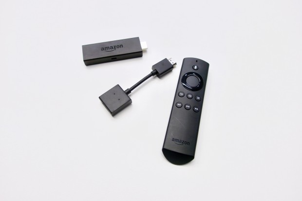 Der Fire TV Stick wird mit HDMI-Verlängerung und WLAN-Fernbedienung ausgeliefert. (Bild: Ingo Pakalski/Golem.de)