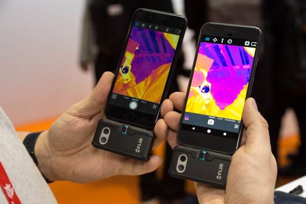 Die Flir One Pro an einem iPhone und an einem Pixel (Bild: Martin Wolf/Golem.de)