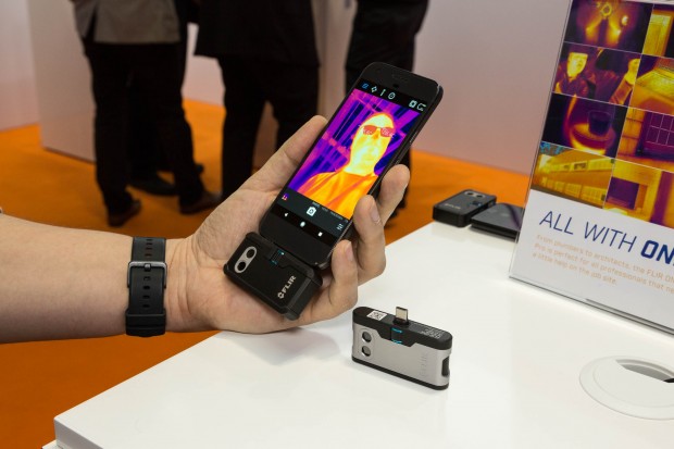 Die Flir One Pro macht Wärmebildaufnahmen, der Unterschied zum normalen Modell ist eine höhere Auflösung des Wärmebildsensors. (Bild: Martin Wolf/Golem.de)