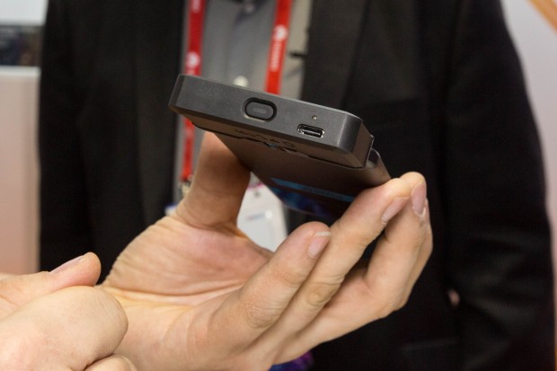 Die Flir-Module werden einfach auf ein Smartphone oder ein Tablet gesteckt. (Bild: Martin Wolf/Golem.de)