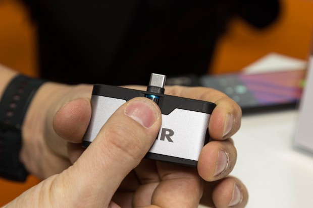 Der Anschlussstecker an den Modulen kann über ein Drehrad in der Höhe verstellt werden. (Bild: Martin Wolf/Golem.de)