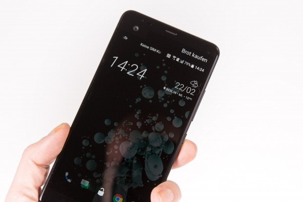 &Uuml;ber dem 5,7 Zoll gro&szlig;en Haupt-Display sitzt ein kleiner Zusatzbildschirm. (Bild: Martin Wolf/Golem.de)