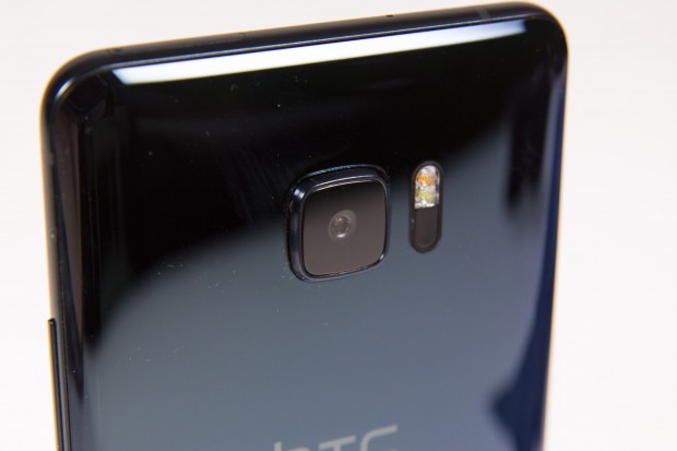 Das Geh&auml;use des U Ultra ist aus Glas. Die Kamera ist dieselbe wie die im HTC 10. (Bild: Martin Wolf/Golem.de)
