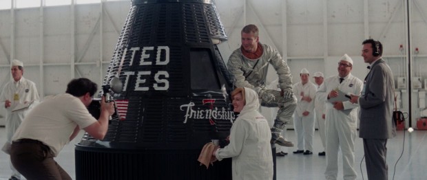 John Glenn (Glen Powell) posiert mit der Friendship-7-Raumkapsel. (Bild: 20th Century Fox)