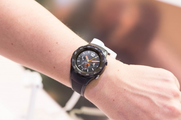 Die Watch 2 sitzt aufgrund ihrer Dicke etwas klobig am Handgelenk, der Durchmesser ist aber nicht zu groß. (Bild: Martin Wolf/Golem.de)