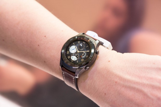 Die Watch 2 Classic am Handgelenk. (Bild: Martin Wolf/Golem.de)