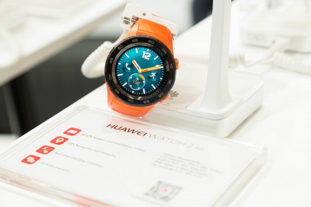 Die Watch 2 mit orangem Armband. (Bild: Martin Wolf/Golem.de)
