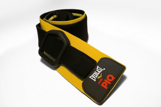 Boxer befestigen die Sensoren an den Handschuhen. (Bild: Piq)