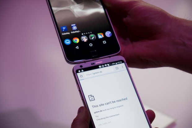 Oben Lenovos Moto Z Play mit 5,5-Zoll-Display, unten das LGs G6 mit 5,7 Zoll (Bild: Michael Wieczorek/Golem.de)