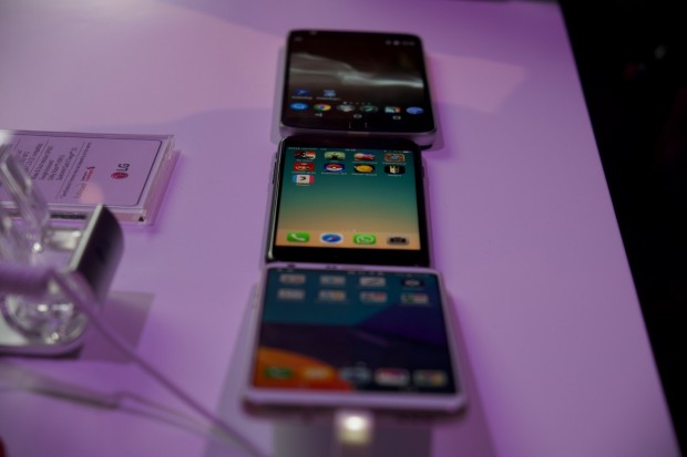 Oben Lenovos Moto Z Play mit 5,5-Zoll-Display, dann Apples iPhone 7 mit 4,7 Zoll und unten das LGs G6 mit 5,7 Zoll (Bild: Michael Wieczorek/Golem.de)