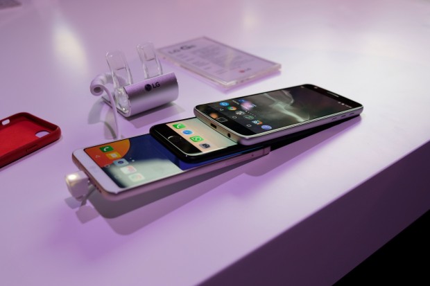 G6, iPhone 7 und Moto Z Play von links nach rechts (Bild: Michael Wieczorek/Golem.de)