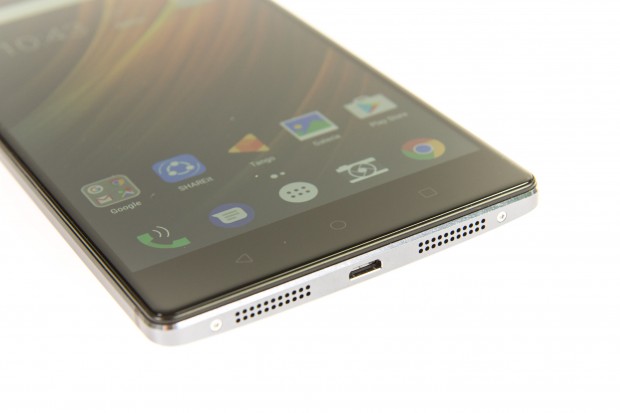 Geladen wird das Smartphone über einen Micro-USB-Anschluss. (Bild: Martin Wolf/Golem.de)