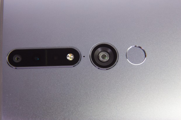 Im Bild ganz links die Hauptkamera, rechts daneben der Tiefensensor und das LED-List. Die große Kamera dient dem Motion-Tracking, daneben der Fingerabdrucksensor. (Bild: Martin Wolf/Golem.de)