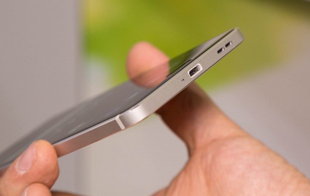 Geladen wird das Smartphone über einen Micro-USB-Anschluss. (Bild: Martin Wolf/Golem.de)