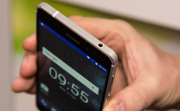 Das Nokia 6 hat einen Klinkenstecker für Kopfhörer. (Bild: Martin Wolf/Golem.de)