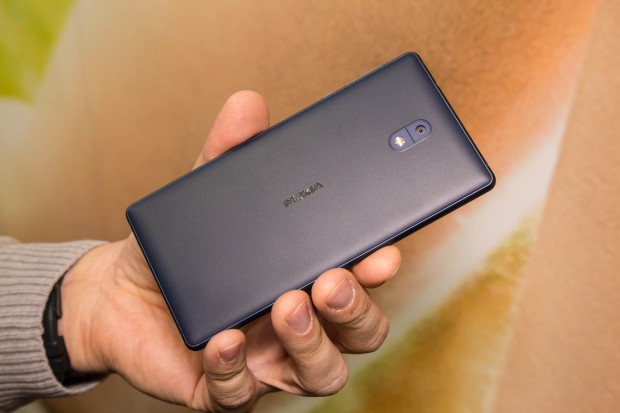 Die Rückseite ist aus Kunststoff, der Rahmen aus Metall. Das Design stimmt auch hier. (Bild: Martin Wolf/Golem.de)