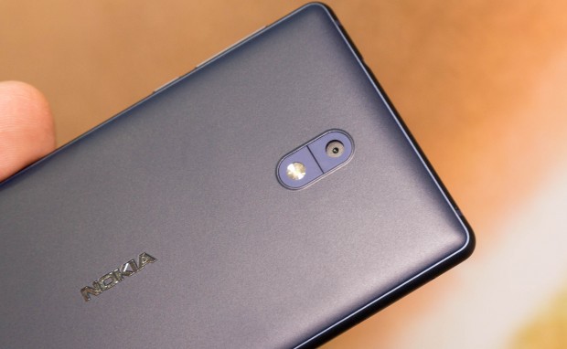 Die Kamera hat 8 Megapixel und einen Blitz. (Bild: Martin Wolf/Golem.de)