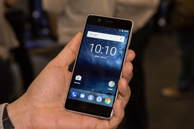 Das Nokia 5 ist etwas schwächer ausgestattet als das Nokia 6 und kostet 60 Euro weniger. (Bild: Martin Wolf/Golem.de)