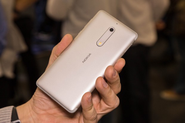 Das Gehäuse ist wie beim Nokia 6 aus einem Block Aluminium gefräst und sehr gut verarbeitet. (Bild: Martin Wolf/Golem.de)