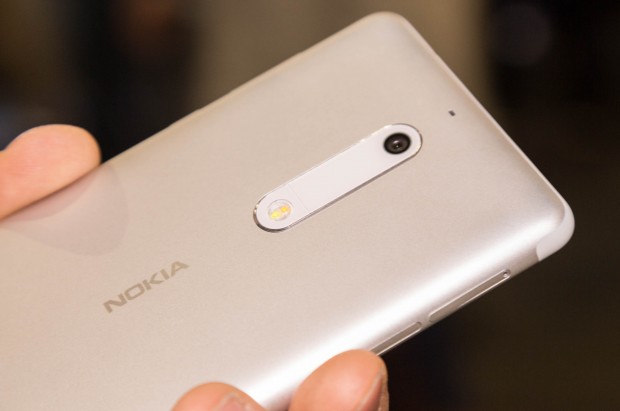 Die Kamera hat 13 Megapixel und einen zweifarbigen Dual-Blitz.(Bild: Martin Wolf/Golem.de)