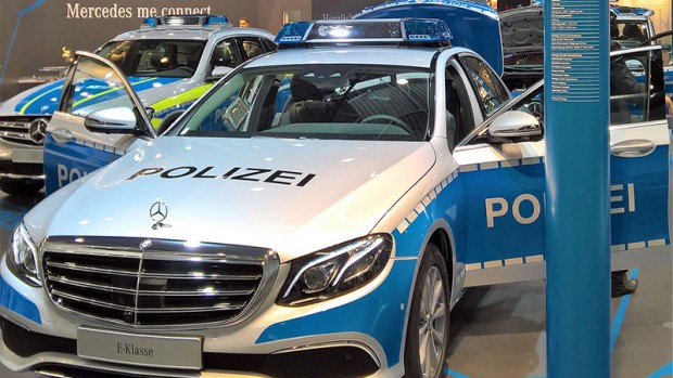Die Polizei stellt das mobile Büro mit Continuum an der Mercedes-E-Klasse vor. (Bild: Icomedias)