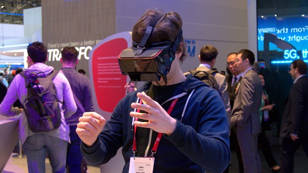 Jamie von UploadVR probiert das Headset aus (Foto: Marc Sauter/Golem.de)