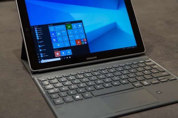 Das 2-in-1-Gerät wird mit einer guten Tastatur ausgeliefert. (Bild: Martin Wolf/Golem.de)