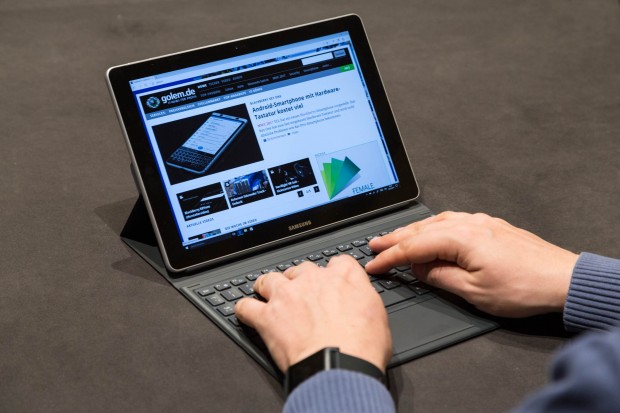 Schon beim kleinen Modell lässt sich auf der Tastatur angenehm schreiben. (Bild: Martin Wolf/Golem.de)