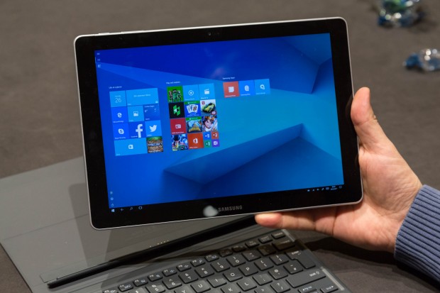 Das Tastaturcover wird magnetisch am Tablet befestigt, die Verbindung erfolgt über Pogo-Pins. (Bild: Martin Wolf/Golem.de)