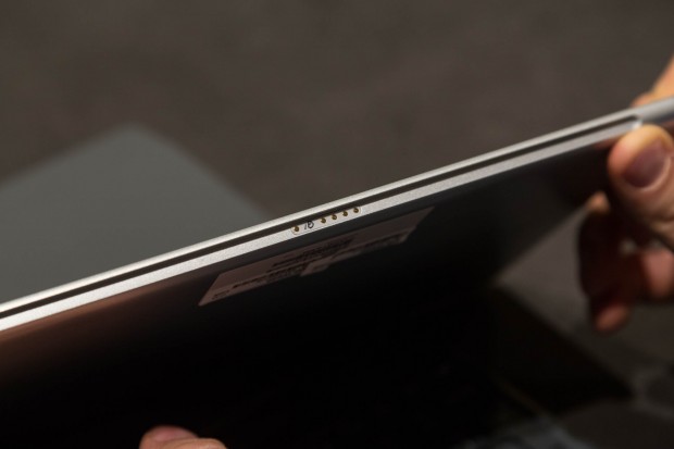 Die Pogo-Pins an der Unterseite des Tablets (Bild: Martin Wolf/Golem.de)