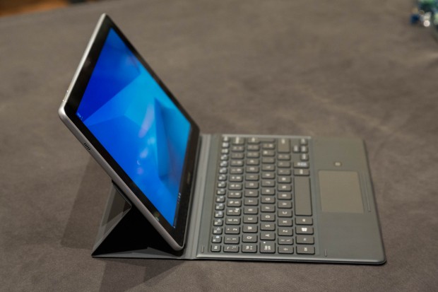 Der Ständer wird in zwei Stufen magnetisch gehalten und sorgt für einen stabilen Stand. (Bild: Martin Wolf/Golem.de)