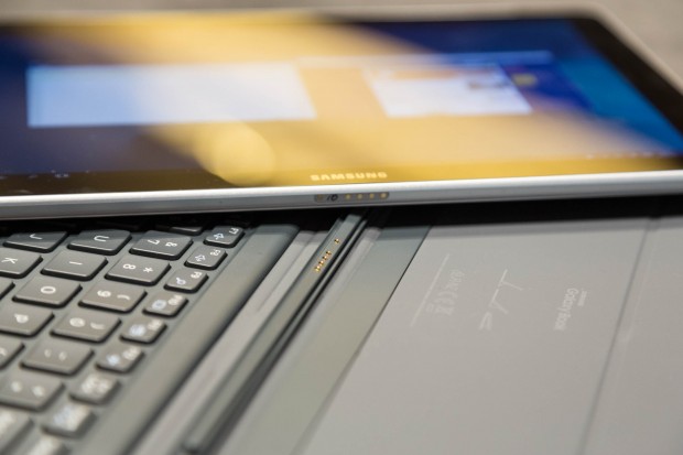 Das Tablet und die Tastatureinheit des kleinen Galaxy-Book. (Bild: Martin Wolf/Golem.de)