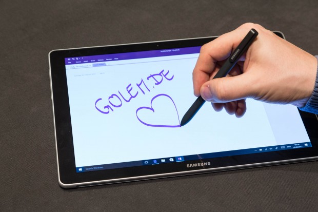 Mit dem mitgelieferten S Pen lassen sich handschriftliche Notizen und Zeichnungen anfertigen. (Bild: Martin Wolf/Golem.de)