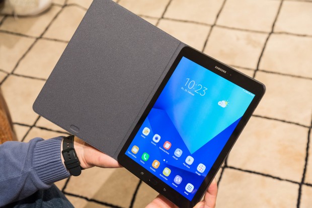 Ebenfalls erhältlich ist das Book Cover, eine Schutzhülle, mit der Nutzer das Tablet ...