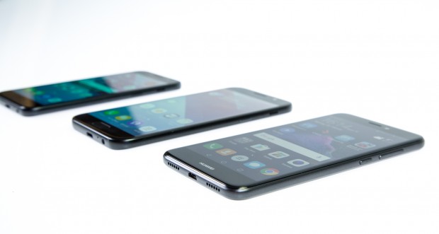 Die drei Smartphones sehen sich auf den ersten Blick recht ähnlich, besonders die gleich großen Galaxy A3 und P8 Lite. (Bild: Tobias Költzsch/Golem.de)