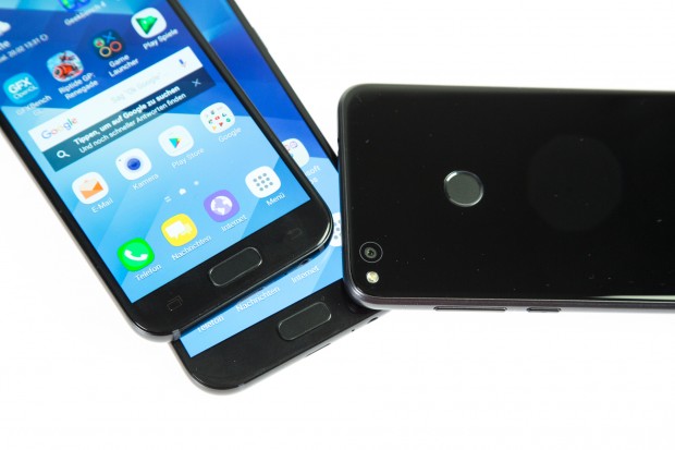 Links die beiden Samsung-Modelle, rechts das Huawei-Smartphone (Bild: Tobias Költzsch/Golem.de)