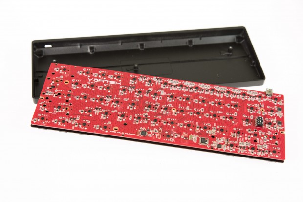 Die Platine der Poker 3; das Gehäuse ist aus Aluminium, die Grundplatte mit den Switches ist ebenfalls aus Metall. (Bild: Martin Wolf/Golem.de)