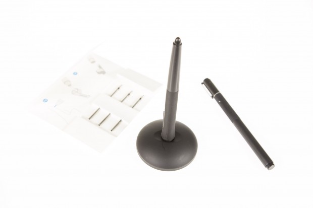 Der Pro Pen 2 kann bei Nichtbenutzung in den Sockel gesteckt werden. Ersatzminen für den Finetip Pen liegen bei. (Bild: Martin Wolf/Golem.de)