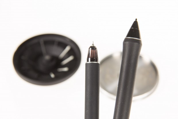 Der Pro Pen 2 hat eine Kunststoffmine, während der Finetip Pen mit Tinte gefüllte Kugelschreiberminen benötigt. (Bild: Martin Wolf/Golem.de)