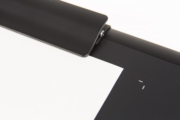 Mit der Klemme lässt sich Papier am Gerät fixieren. Die weißen Markierungen sind die Grenzen des Digitizers. (Bild: Martin Wolf/Golem.de)