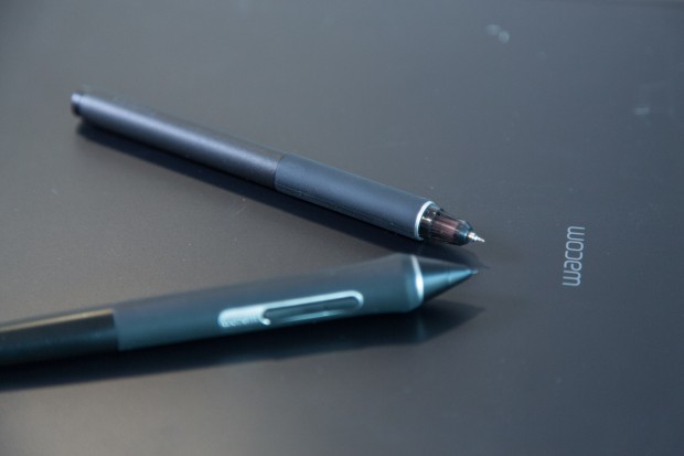 Der Pro Pen 2 hat wieder zwei Seitentasten. Der Finetip Pen ist etwas schmaler. Beide Stifte liegen gut in der Hand. (Bild: Martin Wolf/Golem.de)