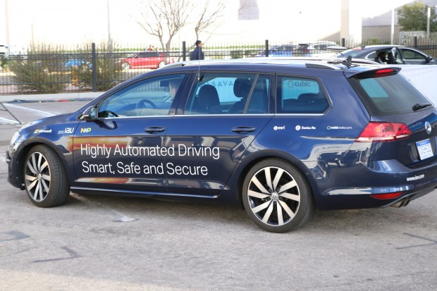 IAV präsentierte die Zusammenarbeit mit Microsoft und NXP.  (Foto: Friedhelm Greis/Golem.de)